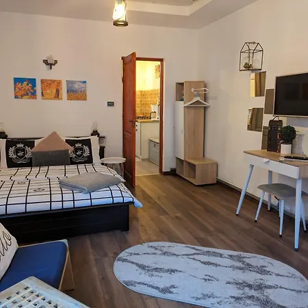 June ブラショフ